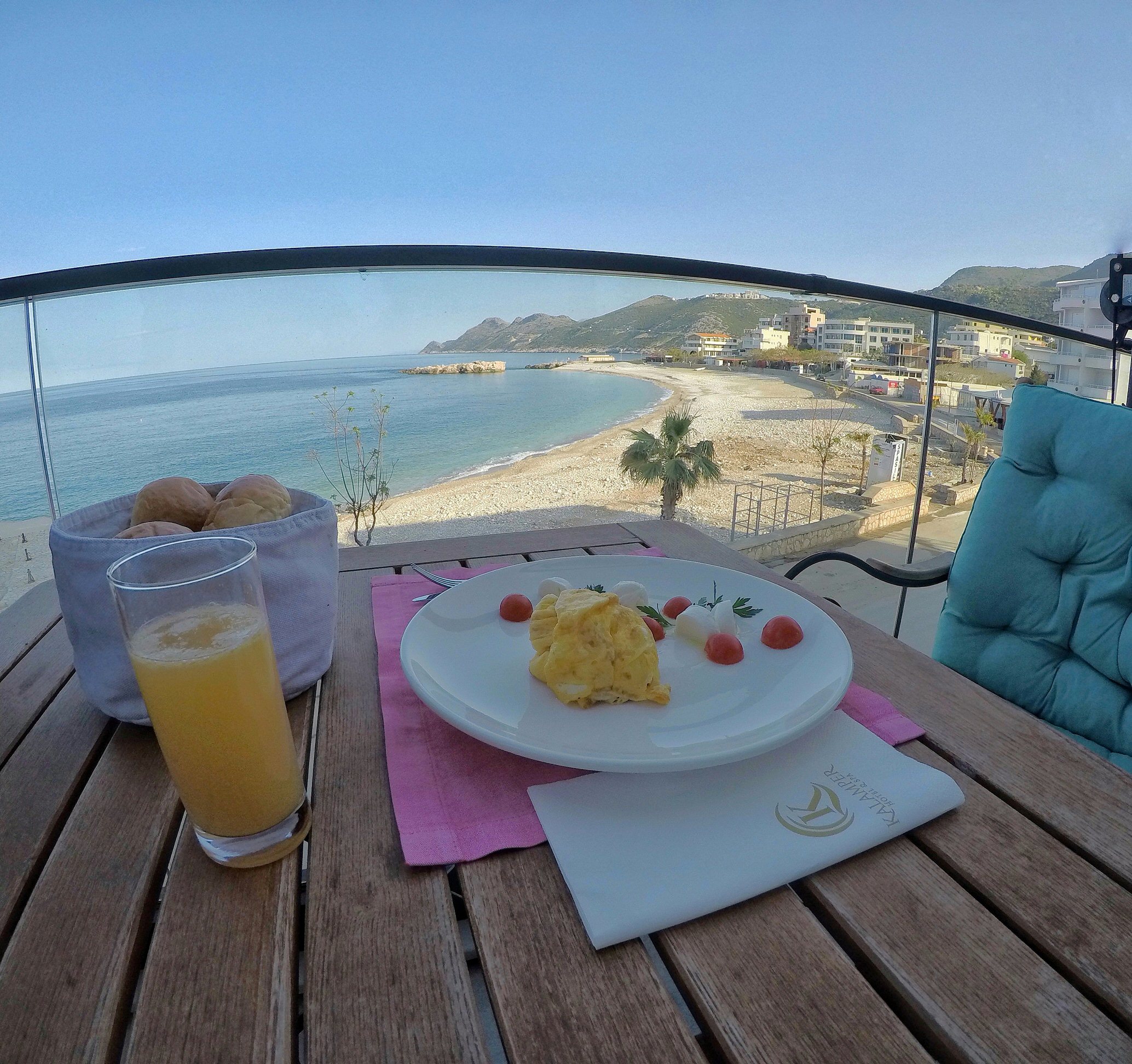 Frühstück im Kalamper Hotel mit Meerblick